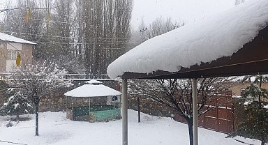 Başkale'de kar yağışı: 7 yerleşim yerinin yolu kapandı