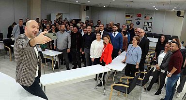 Başkan Arıkan'a belediye personelinden sürpriz doğum günü