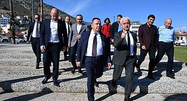 Başkan Böcek: "Finike'ye Cumhuriyet Meydanı çok yakıştı"