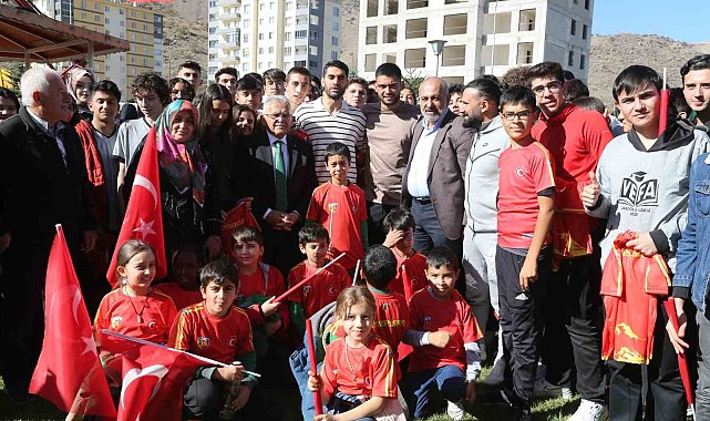Başkan Büyükkılıç'tan temel atma töreninde miniklere "Kayserispor" sürprizi