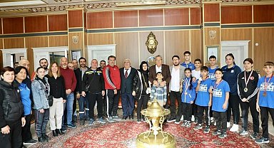 Başkan Çerçi 2023'ün başarılı sporcularını ödüllendirdi