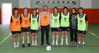 Başkan Kocaispir, kız futsal takımı ile maç yaptı