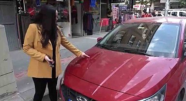 Batman'da 2 kişinin park halindeki aracı çizdiği anlar kamerada