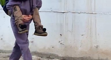 Batman'da selin getirdiği çamur nedeniyle kardeşini sırtında okula götürdü