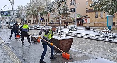 Bayburt Belediyesi ekipleri sahada karla mücadele çalışması gerçekleştiriyor