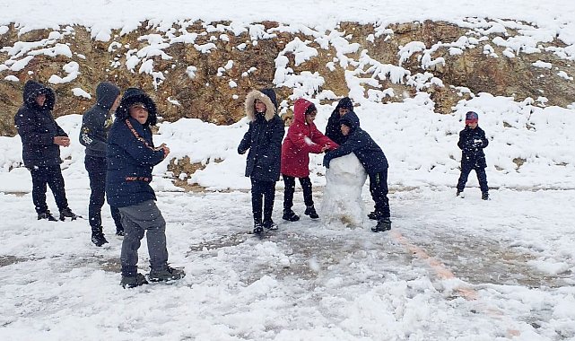 Bayburt'ta çocukların kar sevinci
