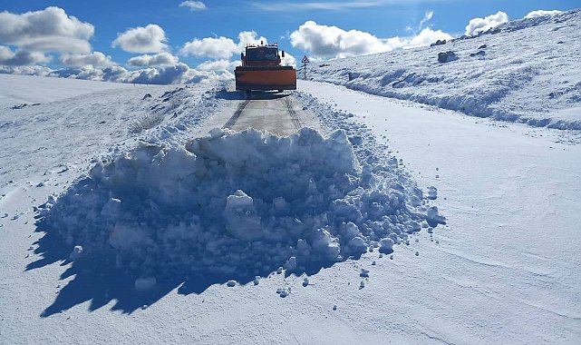Bayburt'un yüksek kesimleri karla kaplandı