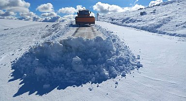 Bayburt'un yüksek kesimleri karla kaplandı
