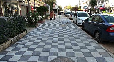 Bayraklı'da yol ve kaldırım çalışmaları sürüyor
