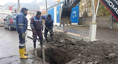 Belediye arıza ekibinin zorlu mesaisi
