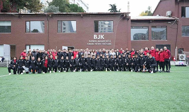 Beşiktaş Başkanı Ahmet Nur Çebi'den sporculara veda ziyareti