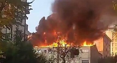 Beylikdüzü Yakuplu'da 3 katlı iş yerinin çatı katında yangın çıktı, itfaiye ekipleri olay yerine sevk edildi