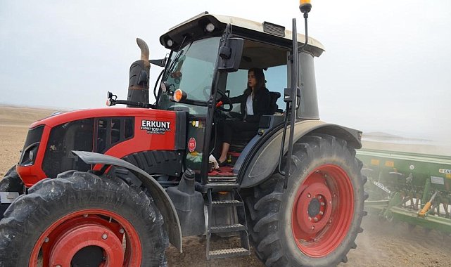 Beylikova'nın kadın Kaymakamı Eroğlu traktör başına geçti 4 milyon metrekare tarım arazisine hububat ekimi başladı