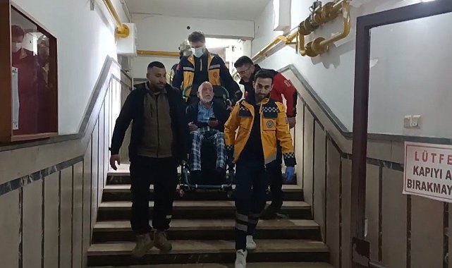 Bina dumanla doldu, yaşlı vatandaş taşınarak çıkartıldı