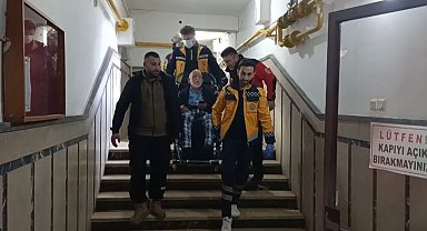 Bina dumanla doldu, yaşlı vatandaş taşınarak çıkartıldı