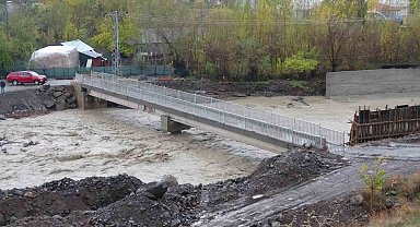 Bingöl'de aşırı yağış nedeniyle dereler taştı, yaya köprüsü geçici olarak kapatıldı