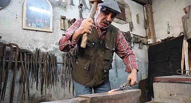 Binlerce yıllık mesleğin son temsilcilerinden olan Nizamettin usta teknolojiye direniyor