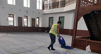 Bir yandan cami temizleyip diğer yandan huzurevi sakinlerinin yüzlerini güldürdüler