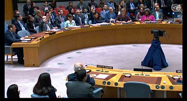 Birleşmiş Milletler Güvenlik Konseyi'nde yapılan oylamada, Gazze Şeridi'nde "genişletilmiş insani duraklamalar" talep eden karar tasarısı kabul edildi. Oylamada 12 ülke lehte oy kullanırken, Rusya, ABD ve İngiltere ise çekimser kaldı.