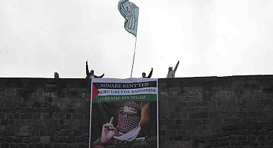 Bitlis Kalesi'ne Kassam Tugayları Sözcüsü Ebu Ubeyde'nin posteri asıldı