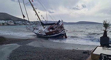 Bodrum'da düzensiz göçmen teknesi karaya vurdu