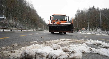 Bolu Dağı geçişinde aralıklarla kar yağışı etkili oluyor