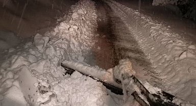 Bolu Örencik Köyü'nde kar kalınlığı 50 santimetreye ulaştı: Muhtar traktörle ekiplere destek verdi