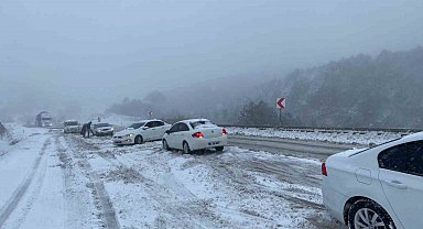 Bolu'da onlarca araç yolda kaldı