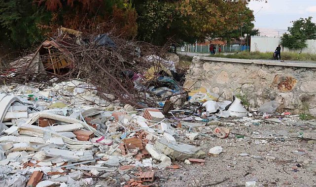 Burası çöplük değil mahalle arasında boş bir arazi