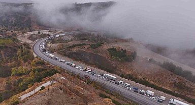 Burdur-Antalya Karayolu'nda tır makasladı, kilometrelerce araç kuyruğu oluştu