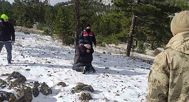 Burdur'da dağda kaybolan avcı jandarma ekipleri tarafından bulundu