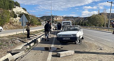 Burdur'da kontrolden çıkan otomobil bariyere vurdu: 1 yaralı