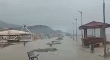 Bursa'da deniz karayla birleşti, yollar göle döndü