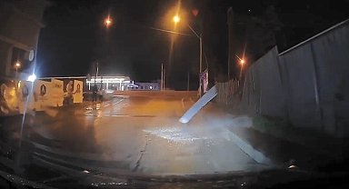 Bursa'da fırtına çatıları, tabelaları uçurdu
