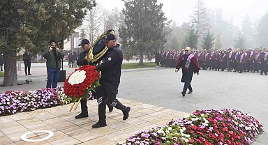 Büyük önder Atatürk 85'inci ölüm yıldönümünde saygı ve minnetle Anadolu Üniversitesi'nde anıldı