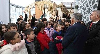 Büyükşehir'in 7,5 milyon yıllık fosil sergisi miniklerin ilgi odağı oldu