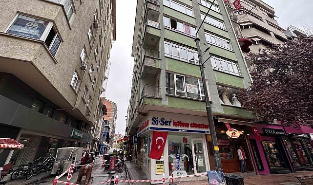 Caddede binalar dökülüyor yetkililer bakıyor