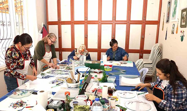 Cam füzyon kursuna katılan kadınlar, atık şişeleri sanat eserine dönüştürüyor