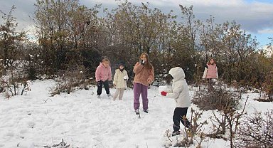 Çan'da mevsimin ilk kar yağışı çocukları sevindirdi