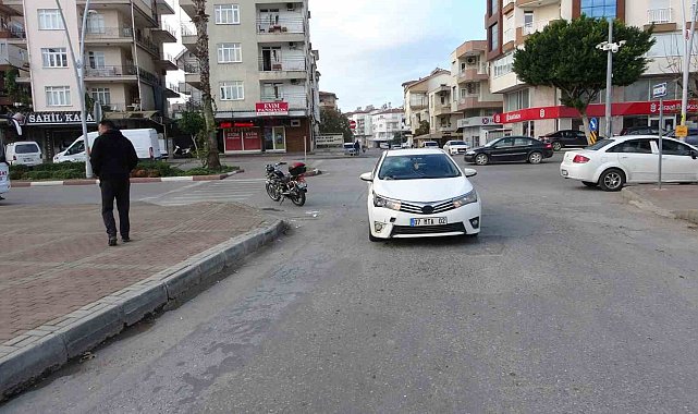 Çarpıştığı otomobilin camına başını çarpan motosikletli ağır yaralandı