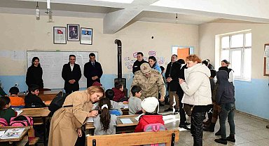 Çatak'ta öğrencilere mont ve kırtasiye yardımı yapıldı