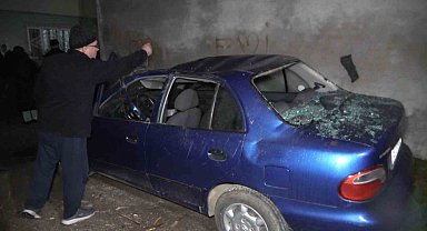Çatı parçaları 2 sokakta araçların üzerine devrildi, 5 araç zarar gördü