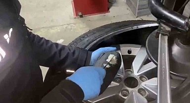 Çekiciye yüklenmiş araçların lastiğinden uyuşturucu çıktı