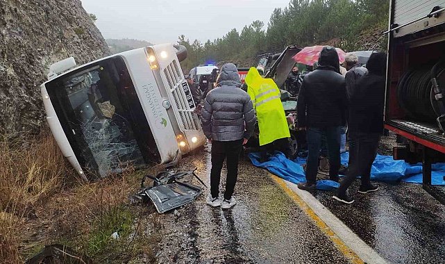 Cenazeye gidenleri taşıyan midibüs ile otomobil çarpıştı: 1 ölü, 3 yaralı…
