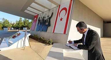 CHP Genel Başkanı Özel, KKTC'de Küçük ve Denktaş'ın kabirlerini ziyaret etti