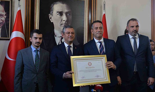 CHP Genel Başkanı Özel mazbatasını aldı