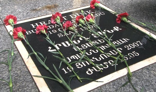 CHP Genel Başkanı Özel, Sebat Apartmanı önüne Hrant Dink için karanfil bıraktı