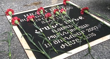 CHP Genel Başkanı Özel, Sebat Apartmanı önüne Hrant Dink için karanfil bıraktı