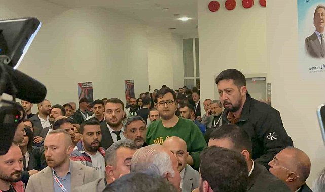 CHP Kurultayında partililer arasında yaşanan gergin anlar kamerada