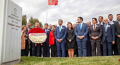 CHP lideri Özel: "Atatürk'ün partisini iktidar yapma noktasında Ecevit'i örnek alan yürüyüşümüz delegelerimizin takdiriyle sonuçlandı"